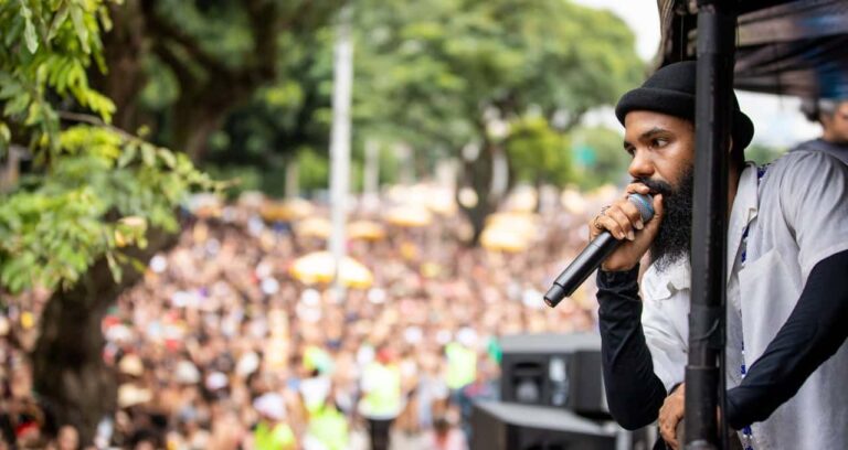 "Balacobaco - O Mundo Dá Voltas" BayanaSystem anuncia tema do Carnaval 2025 (Foto: Reprodução)