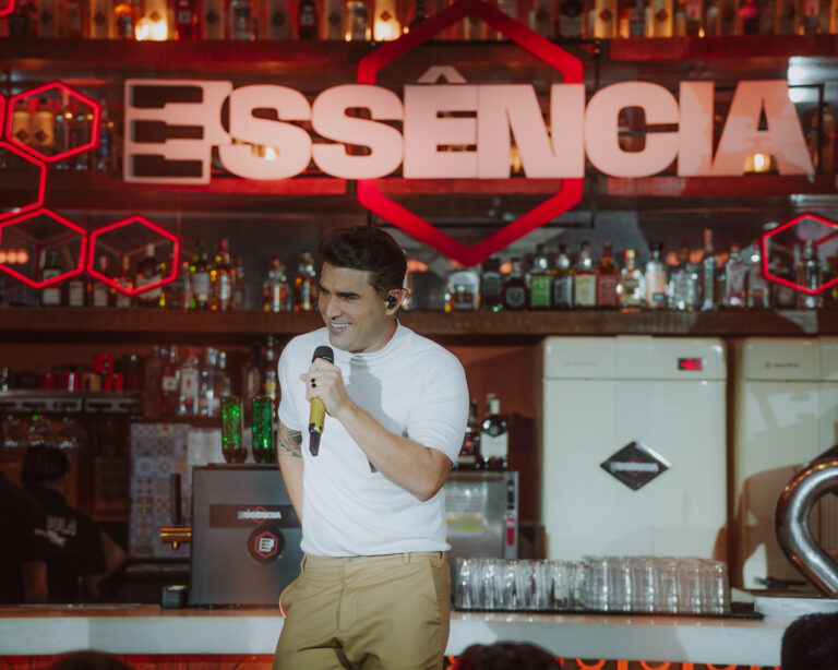 Em clima intimista, Tayrone reunea  família, amigos e fãs na gravação do audiovisual ‘Essência’