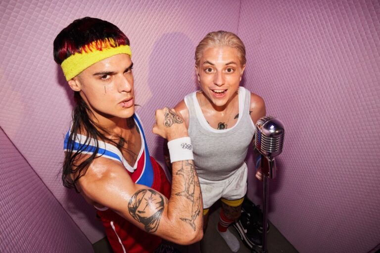 Dupla argentina CA7RIEL & Paco Amoroso anuncia dois shows da turnê “PAPOTA” no Brasil (Foto: Reprodução)