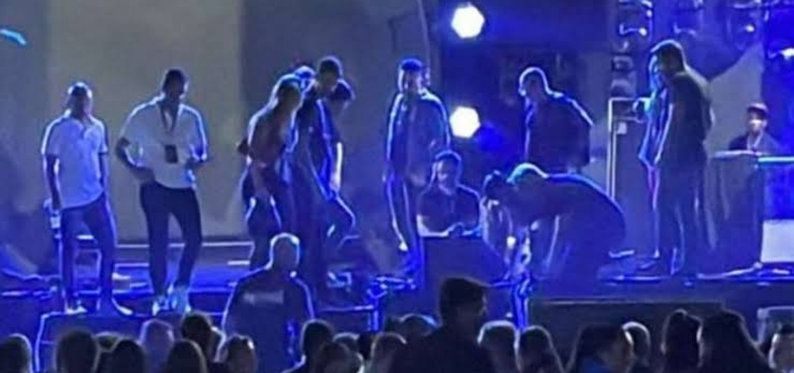 Cantor Marrone cai do palco durante show em Goiânia e sofre corte no rosto