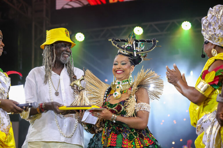 Vencedora dedica a conquista à sua comunidade e reforça que a mulher preta precisa se permitir sonhar e viver o sonho, porque só sonhar não basta. (Imagem: Reprodução)