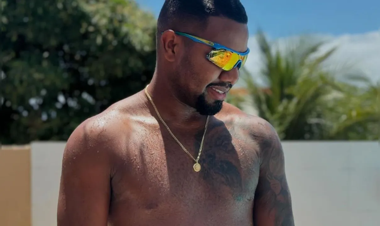 Em Maceió, Ex-BBB Davi Brito aparece cantando em roda de samba (Foto: Reprodução)