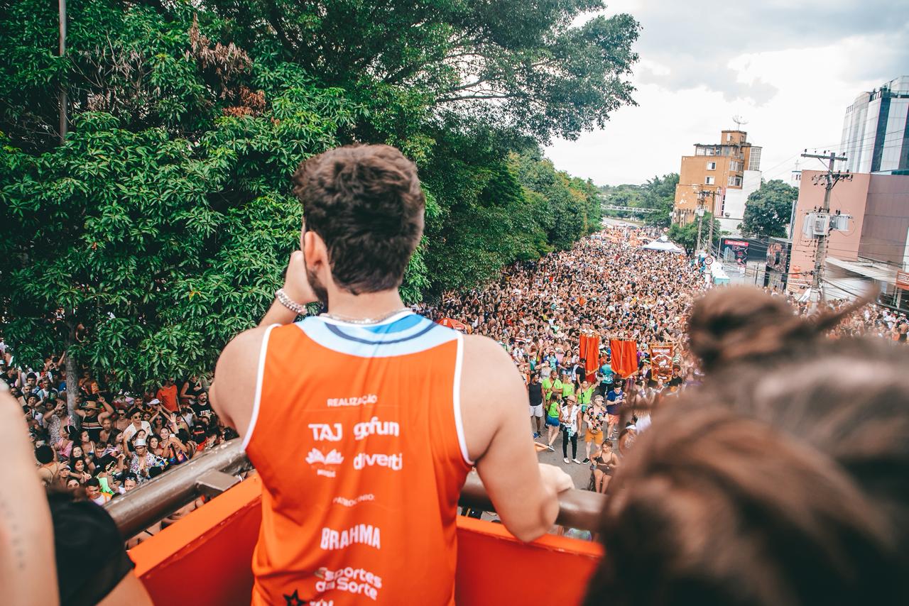 Bloco Solteiro Não Trai, comandado por Gustavo Mioto, retorna para o Carnaval de 2026 no Parque do Ibirapuera. (Imagem: Reprodução)