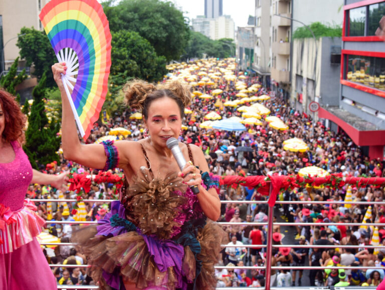 Daniela Mercury comanda 2 milhões de foliões e comemora 10 anos da Pipoca da Rainha em SP (Foto: Renata Pineze)