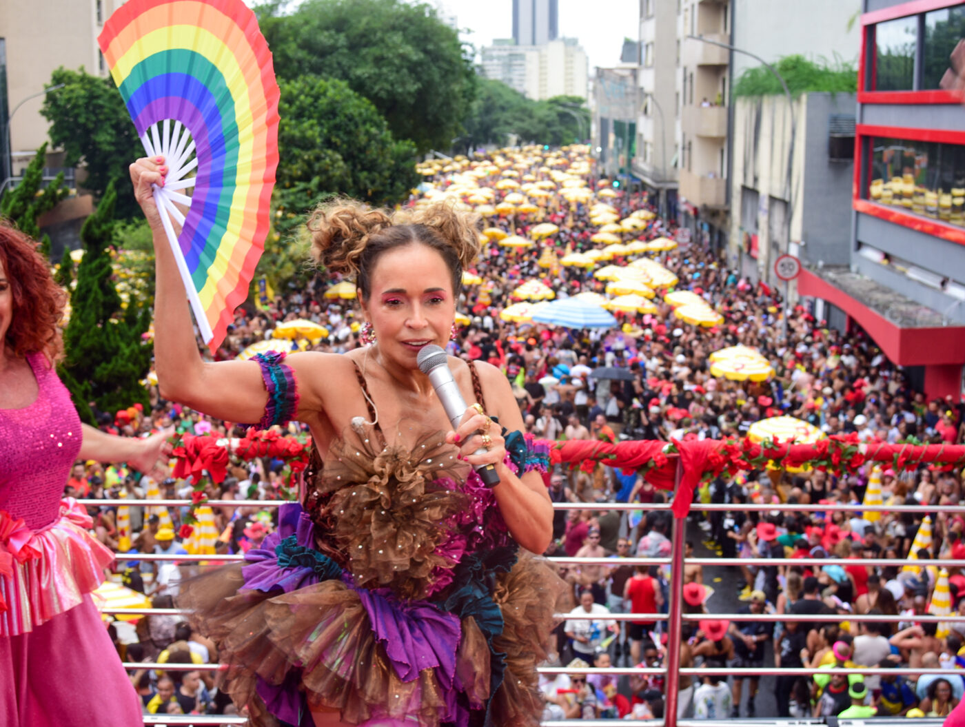 Daniela Mercury comanda 2 milhões de foliões e comemora 10 anos da Pipoca da Rainha em SP (Foto: Renata Pineze)