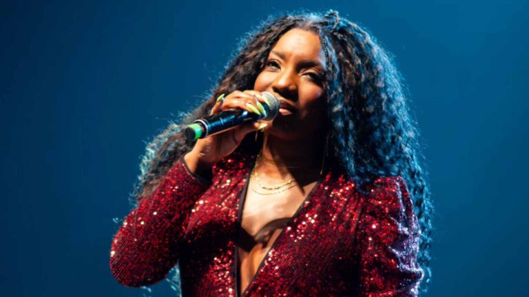 Morre a cantora Adriana Araújo, aos 49 anos, vítima de aneurisma cerebral