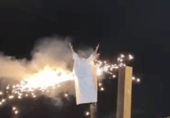 Figurino de Henri Castelli pega fogo em encenação da ‘Paixão de Cristo’ (Foto: Reprodução)