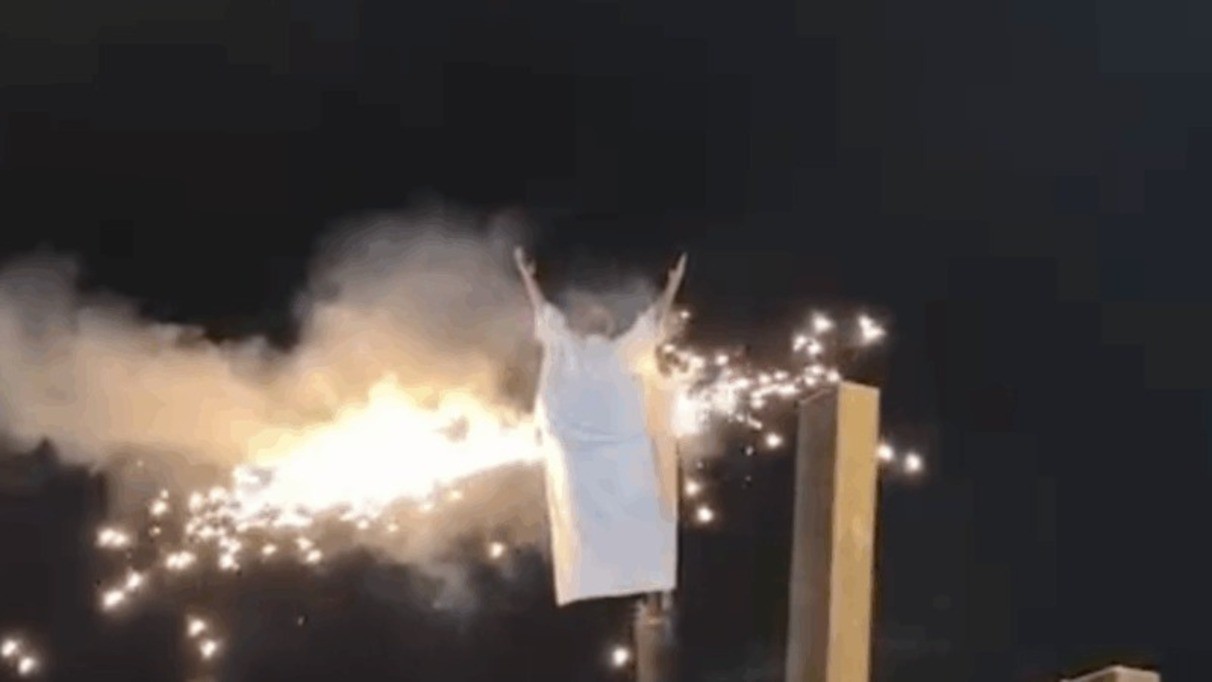 Figurino de Henri Castelli pega fogo em encenação da ‘Paixão de Cristo’ (Foto: Reprodução)