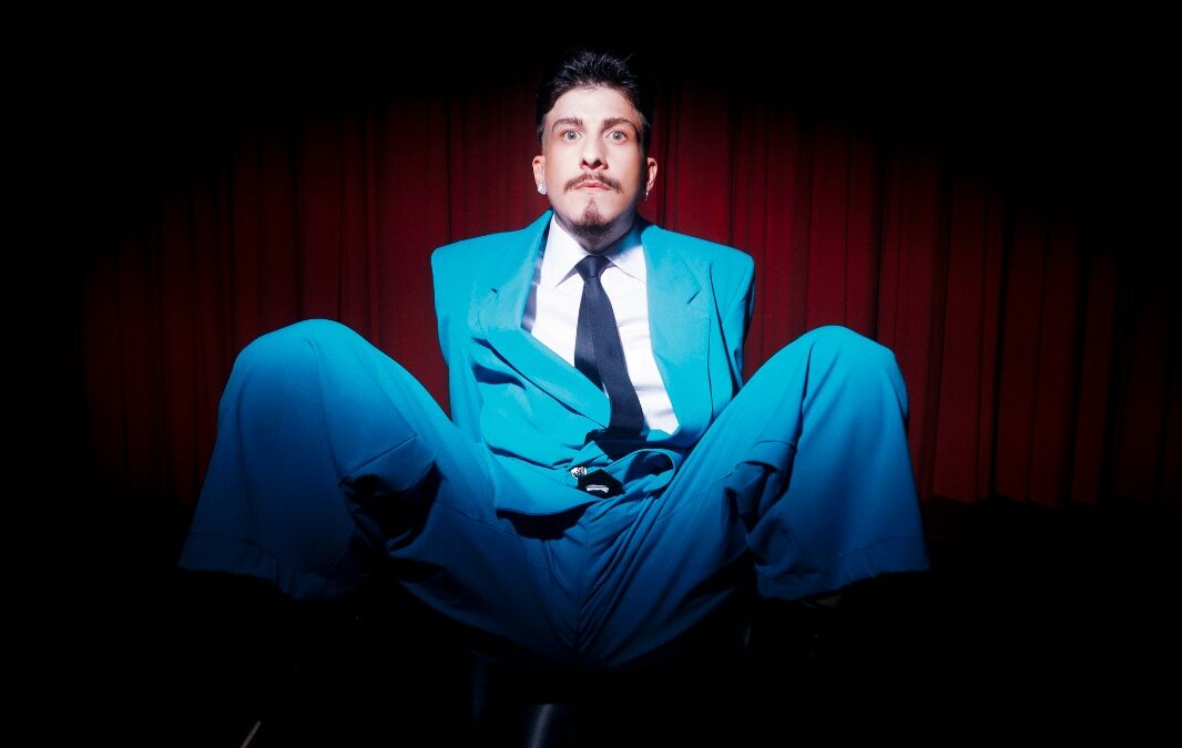 Conhecido pela mistura de forró, brega e diferentes referências da música brasileira, Getúlio Abelha se junta a Rachel Reis, Céu, Juliana Linhares e Bia Soull no line-up do Festival Sangue Novo – Ano VIII. A programação musical chega ao Trapiche Barnabé, em Salvador, nos dias 17 e 18 de outubro. (Imagem: Reprodução)